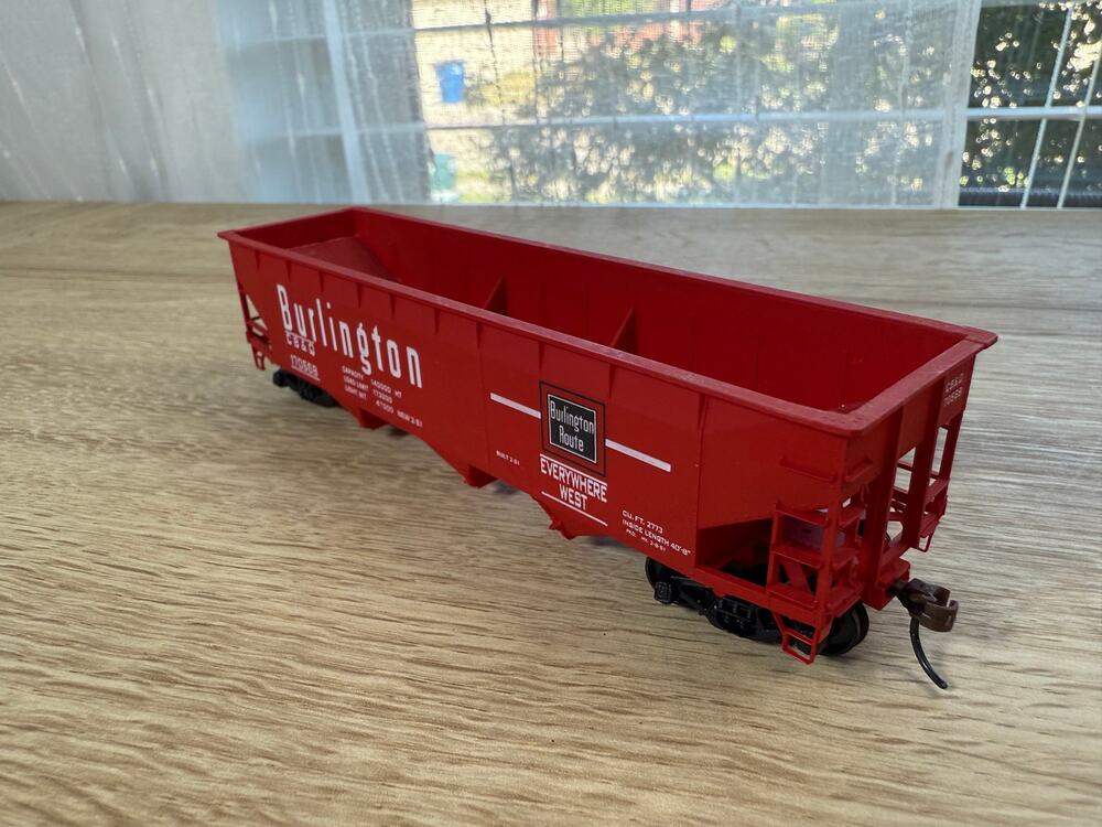 Athearn HO Scale CB&Q Burlington Route 3-Bay Hopper Car 170568 Model Train